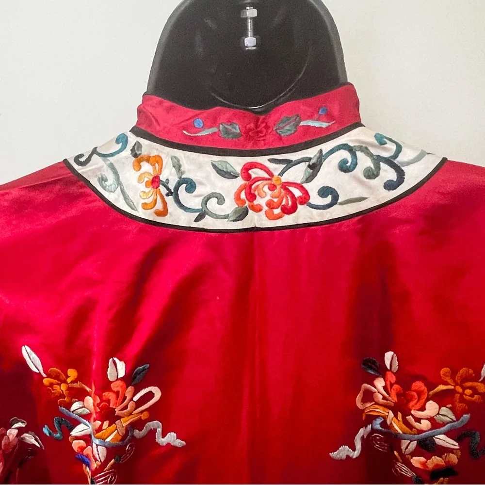 Vintage red silk embroidered kimono. Pristine. M-L - Picture 2 of 4